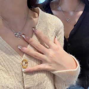 Phối đồ với vòng cổ không lo bị lệch tông