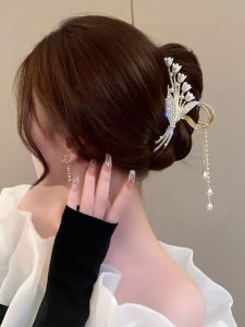 Kiểu tóc dự tiệc sang trọng với kẹp tóc càng cua ánh kim