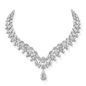 Có nên đeo dây chuyền bạc không